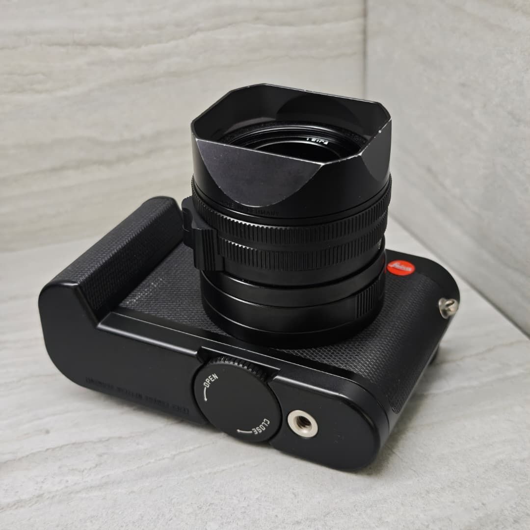 (Pre-Owned) 19051 LEICA Q2 & ACCESSORIES