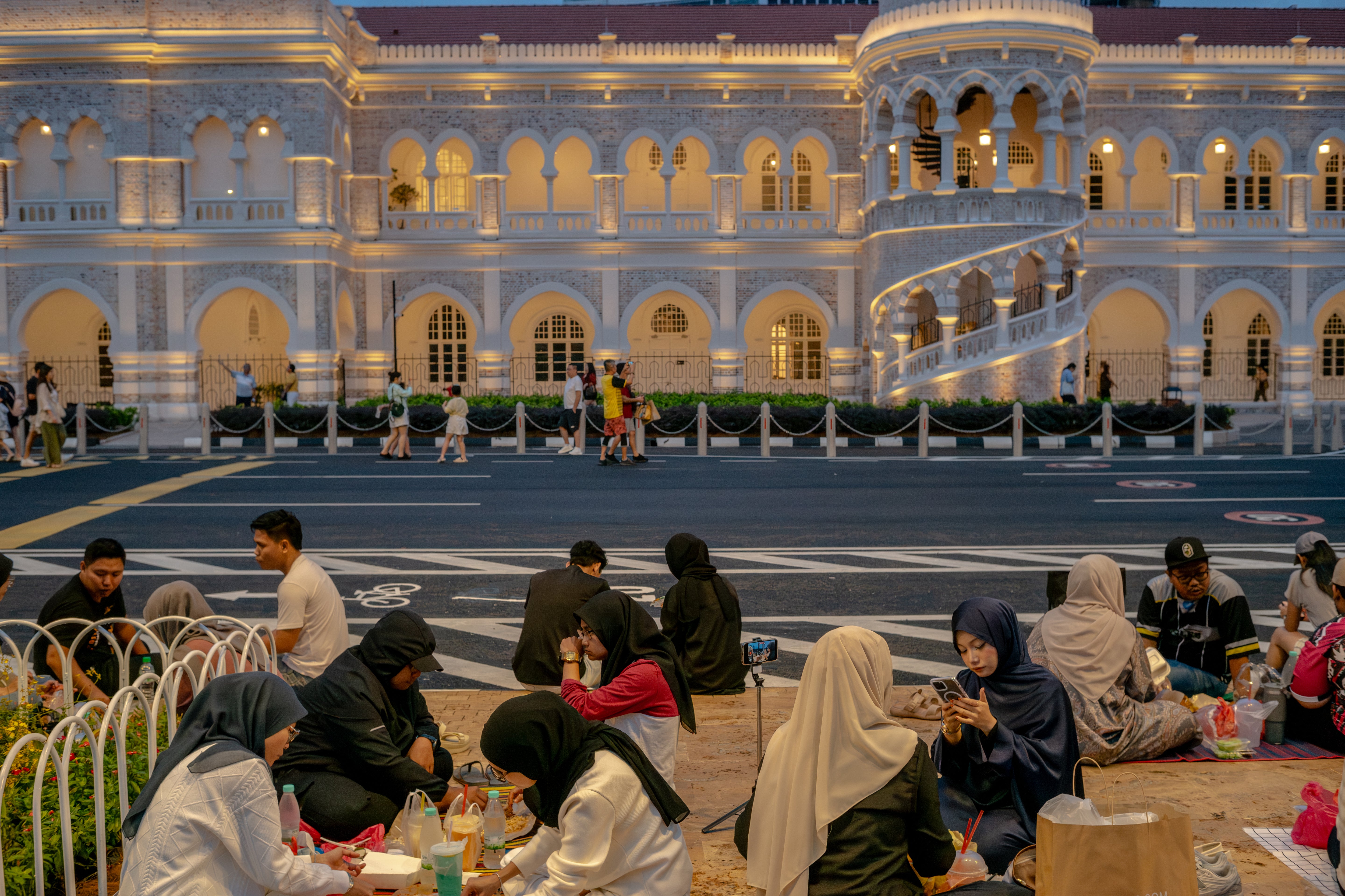 12 Apr | Leica Explore: Evening Light Study - Sultan Abdul Samad & The River of Life with Sanjit Das & Suzanne Lee