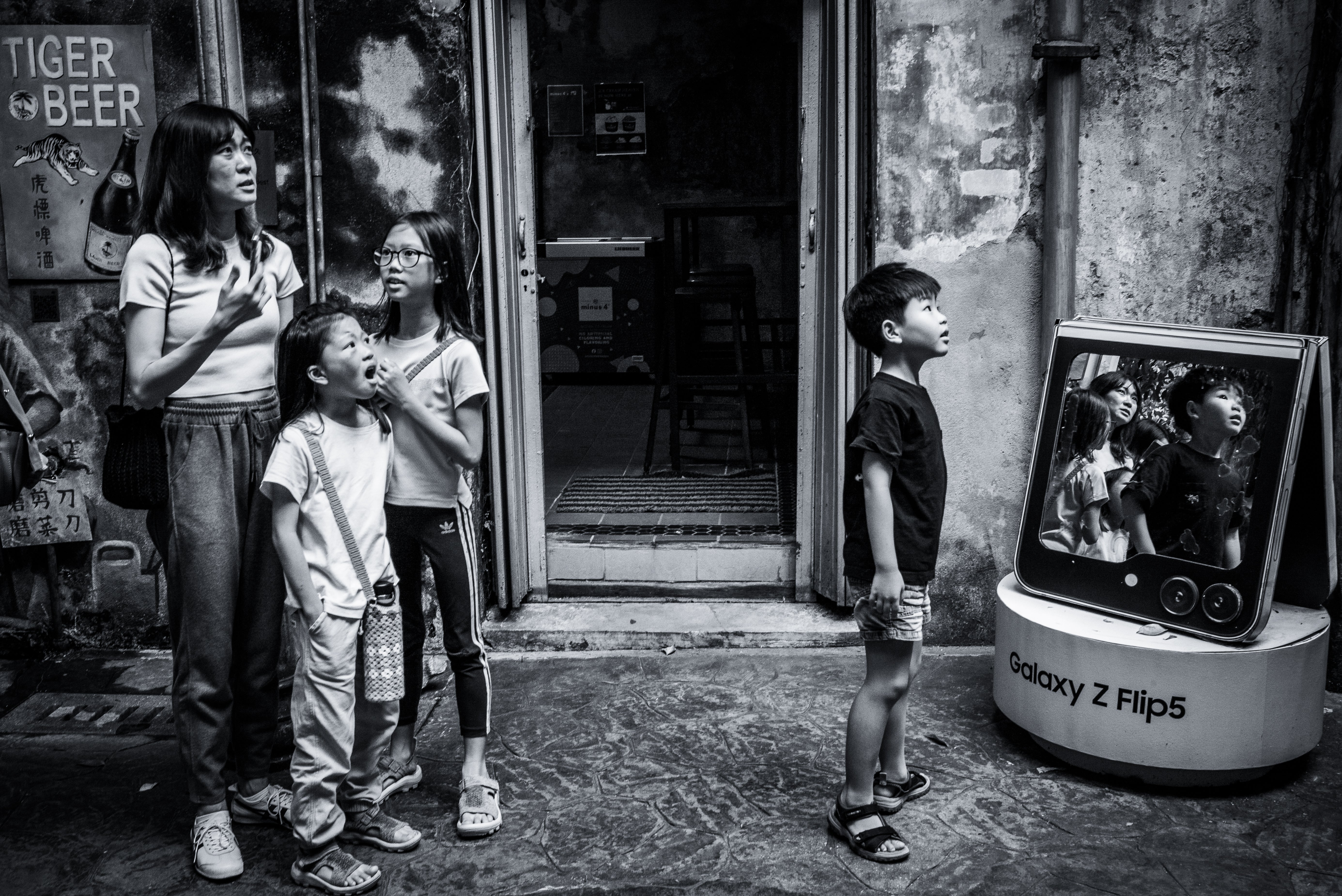 Monochrome Street Photography: Transform Everyday Moments into Timeless Images