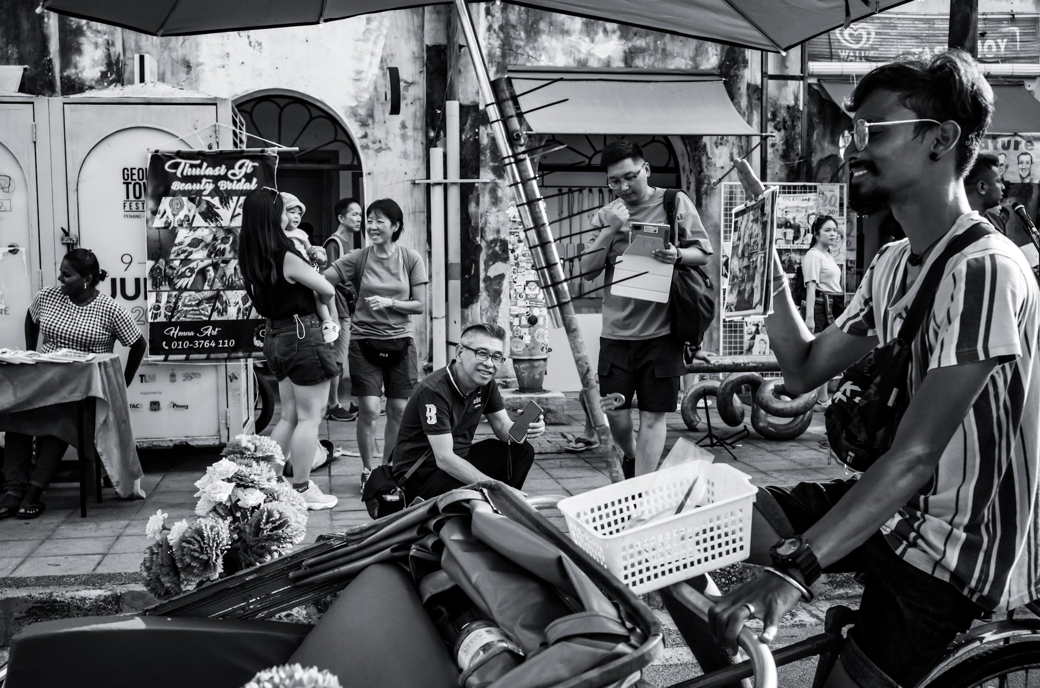 Monochrome Street Photography: Transform Everyday Moments into Timeless Images